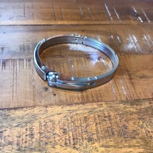 Stainless steel bangle bracelet. Unique opening